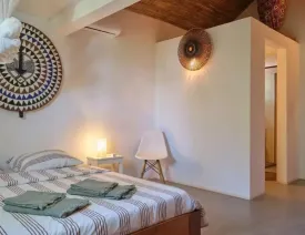 située dans un quartier calme , cette magnifique villa décorée avec soin est composée de 4 chambres climatisées avec des lits doubles , 4 salles de bain, salon, salle à manger, cuisine équipée, terrasse, joli jardin , piscine privée ,wifi et canal, femme de ménage et gardien à votre disposition
La plage est à 50 m de la villa
Electricité à la charge des locataires