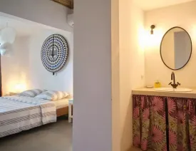 située dans un quartier calme , cette magnifique villa décorée avec soin est composée de 4 chambres climatisées avec des lits doubles , 4 salles de bain, salon, salle à manger, cuisine équipée, terrasse, joli jardin , piscine privée ,wifi et canal, femme de ménage et gardien à votre disposition
La plage est à 50 m de la villa
Electricité à la charge des locataires