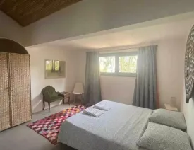 située dans un quartier calme , cette magnifique villa décorée avec soin est composée de 4 chambres climatisées avec des lits doubles , 4 salles de bain, salon, salle à manger, cuisine équipée, terrasse, joli jardin , piscine privée ,wifi et canal, femme de ménage et gardien à votre disposition
La plage est à 50 m de la villa
Electricité à la charge des locataires