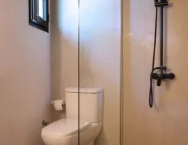 située dans un quartier calme , cette magnifique villa décorée avec soin est composée de 4 chambres climatisées avec des lits doubles , 4 salles de bain, salon, salle à manger, cuisine équipée, terrasse, joli jardin , piscine privée ,wifi et canal, femme de ménage et gardien à votre disposition
La plage est à 50 m de la villa
Electricité à la charge des locataires