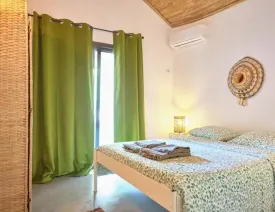 située dans un quartier calme , cette magnifique villa décorée avec soin est composée de 4 chambres climatisées avec des lits doubles , 4 salles de bain, salon, salle à manger, cuisine équipée, terrasse, joli jardin , piscine privée ,wifi et canal, femme de ménage et gardien à votre disposition
La plage est à 50 m de la villa
Electricité à la charge des locataires