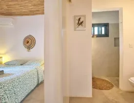 située dans un quartier calme , cette magnifique villa décorée avec soin est composée de 4 chambres climatisées avec des lits doubles , 4 salles de bain, salon, salle à manger, cuisine équipée, terrasse, joli jardin , piscine privée ,wifi et canal, femme de ménage et gardien à votre disposition
La plage est à 50 m de la villa
Electricité à la charge des locataires