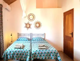 située dans un quartier calme , cette magnifique villa décorée avec soin est composée de 4 chambres climatisées avec des lits doubles , 4 salles de bain, salon, salle à manger, cuisine équipée, terrasse, joli jardin , piscine privée ,wifi et canal, femme de ménage et gardien à votre disposition
La plage est à 50 m de la villa
Electricité à la charge des locataires
