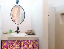 située dans un quartier calme , cette magnifique villa décorée avec soin est composée de 4 chambres climatisées avec des lits doubles , 4 salles de bain, salon, salle à manger, cuisine équipée, terrasse, joli jardin , piscine privée ,wifi et canal, femme de ménage et gardien à votre disposition
La plage est à 50 m de la villa
Electricité à la charge des locataires