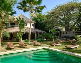 située dans un quartier calme , cette magnifique villa décorée avec soin est composée de 4 chambres climatisées avec des lits doubles , 4 salles de bain, salon, salle à manger, cuisine équipée, terrasse, joli jardin , piscine privée ,wifi et canal, femme de ménage et gardien à votre disposition
La plage est à 50 m de la villa
Electricité à la charge des locataires