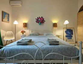 située dans un quartier calme , cette magnifique villa décorée avec soin est composée de 4 chambres climatisées avec des lits doubles , 4 salles de bain, salon, salle à manger, cuisine équipée, terrasse, joli jardin , piscine privée ,wifi et canal, femme de ménage et gardien à votre disposition
La plage est à 50 m de la villa
Electricité à la charge des locataires