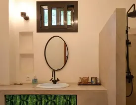 située dans un quartier calme , cette magnifique villa décorée avec soin est composée de 4 chambres climatisées avec des lits doubles , 4 salles de bain, salon, salle à manger, cuisine équipée, terrasse, joli jardin , piscine privée ,wifi et canal, femme de ménage et gardien à votre disposition
La plage est à 50 m de la villa
Electricité à la charge des locataires