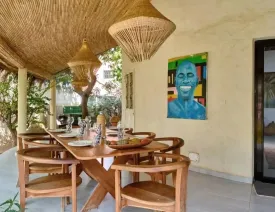 située dans un quartier calme , cette magnifique villa décorée avec soin est composée de 4 chambres climatisées avec des lits doubles , 4 salles de bain, salon, salle à manger, cuisine équipée, terrasse, joli jardin , piscine privée ,wifi et canal, femme de ménage et gardien à votre disposition
La plage est à 50 m de la villa
Electricité à la charge des locataires