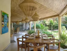 située dans un quartier calme , cette magnifique villa décorée avec soin est composée de 4 chambres climatisées avec des lits doubles , 4 salles de bain, salon, salle à manger, cuisine équipée, terrasse, joli jardin , piscine privée ,wifi et canal, femme de ménage et gardien à votre disposition
La plage est à 50 m de la villa
Electricité à la charge des locataires