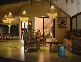 située dans un quartier calme , cette magnifique villa décorée avec soin est composée de 4 chambres climatisées avec des lits doubles , 4 salles de bain, salon, salle à manger, cuisine équipée, terrasse, joli jardin , piscine privée ,wifi et canal, femme de ménage et gardien à votre disposition
La plage est à 50 m de la villa
Electricité à la charge des locataires