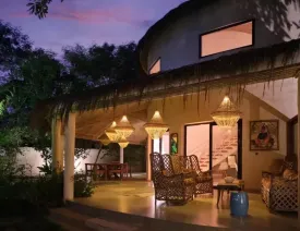 située dans un quartier calme , cette magnifique villa décorée avec soin est composée de 4 chambres climatisées avec des lits doubles , 4 salles de bain, salon, salle à manger, cuisine équipée, terrasse, joli jardin , piscine privée ,wifi et canal, femme de ménage et gardien à votre disposition
La plage est à 50 m de la villa
Electricité à la charge des locataires