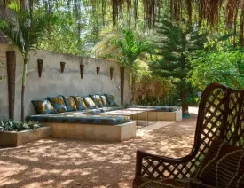 située dans un quartier calme , cette magnifique villa décorée avec soin est composée de 4 chambres climatisées avec des lits doubles , 4 salles de bain, salon, salle à manger, cuisine équipée, terrasse, joli jardin , piscine privée ,wifi et canal, femme de ménage et gardien à votre disposition
La plage est à 50 m de la villa
Electricité à la charge des locataires