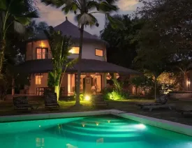 située dans un quartier calme , cette magnifique villa décorée avec soin est composée de 4 chambres climatisées avec des lits doubles , 4 salles de bain, salon, salle à manger, cuisine équipée, terrasse, joli jardin , piscine privée ,wifi et canal, femme de ménage et gardien à votre disposition
La plage est à 50 m de la villa
Electricité à la charge des locataires