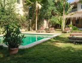 située dans un quartier calme , cette magnifique villa décorée avec soin est composée de 4 chambres climatisées avec des lits doubles , 4 salles de bain, salon, salle à manger, cuisine équipée, terrasse, joli jardin , piscine privée ,wifi et canal, femme de ménage et gardien à votre disposition
La plage est à 50 m de la villa
Electricité à la charge des locataires