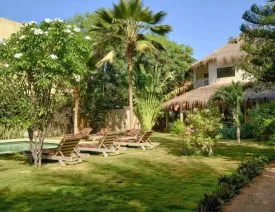 située dans un quartier calme , cette magnifique villa décorée avec soin est composée de 4 chambres climatisées avec des lits doubles , 4 salles de bain, salon, salle à manger, cuisine équipée, terrasse, joli jardin , piscine privée ,wifi et canal, femme de ménage et gardien à votre disposition
La plage est à 50 m de la villa
Electricité à la charge des locataires