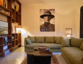 située dans un quartier calme , cette magnifique villa décorée avec soin est composée de 4 chambres climatisées avec des lits doubles , 4 salles de bain, salon, salle à manger, cuisine équipée, terrasse, joli jardin , piscine privée ,wifi et canal, femme de ménage et gardien à votre disposition
La plage est à 50 m de la villa
Electricité à la charge des locataires