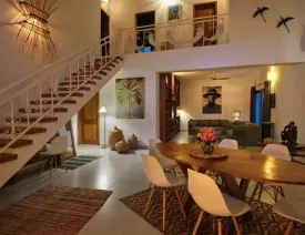 située dans un quartier calme , cette magnifique villa décorée avec soin est composée de 4 chambres climatisées avec des lits doubles , 4 salles de bain, salon, salle à manger, cuisine équipée, terrasse, joli jardin , piscine privée ,wifi et canal, femme de ménage et gardien à votre disposition
La plage est à 50 m de la villa
Electricité à la charge des locataires
