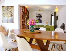 située dans un quartier calme , cette magnifique villa décorée avec soin est composée de 4 chambres climatisées avec des lits doubles , 4 salles de bain, salon, salle à manger, cuisine équipée, terrasse, joli jardin , piscine privée ,wifi et canal, femme de ménage et gardien à votre disposition
La plage est à 50 m de la villa
Electricité à la charge des locataires