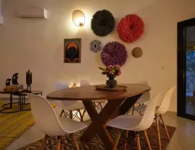 située dans un quartier calme , cette magnifique villa décorée avec soin est composée de 4 chambres climatisées avec des lits doubles , 4 salles de bain, salon, salle à manger, cuisine équipée, terrasse, joli jardin , piscine privée ,wifi et canal, femme de ménage et gardien à votre disposition
La plage est à 50 m de la villa
Electricité à la charge des locataires
