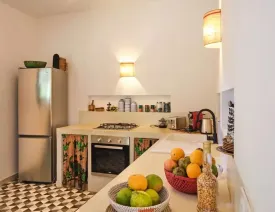 située dans un quartier calme , cette magnifique villa décorée avec soin est composée de 4 chambres climatisées avec des lits doubles , 4 salles de bain, salon, salle à manger, cuisine équipée, terrasse, joli jardin , piscine privée ,wifi et canal, femme de ménage et gardien à votre disposition
La plage est à 50 m de la villa
Electricité à la charge des locataires