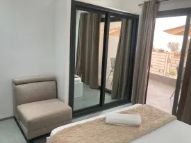 Appartement meublé à louer à l'immeuble RUBIS
2 chambres , dont une chambre climatisée et la deuxième ventilée
deux salle d'eau , cuisine ouverte et équipée, four , machine à laver, micro-onde
terrasse aménagée avec table à manger et salon
ÉLECTRICTÉ ET FEMME DE MÉNAGE À LA CHARGE DU CLIENT
Possibilité de louer pour 3 nuits à 50 000 Frs/ nuitée