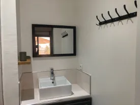 Appartement meublé à louer à l'immeuble RUBIS
2 chambres , dont une chambre climatisée et la deuxième ventilée
deux salle d'eau , cuisine ouverte et équipée, four , machine à laver, micro-onde
terrasse aménagée avec table à manger et salon
ÉLECTRICTÉ ET FEMME DE MÉNAGE À LA CHARGE DU CLIENT
Possibilité de louer pour 3 nuits à 50 000 Frs/ nuitée