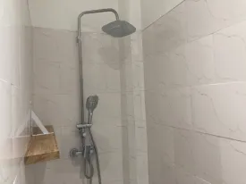 Appartement meublé à louer à l'immeuble RUBIS
2 chambres , dont une chambre climatisée et la deuxième ventilée
deux salle d'eau , cuisine ouverte et équipée, four , machine à laver, micro-onde
terrasse aménagée avec table à manger et salon
ÉLECTRICTÉ ET FEMME DE MÉNAGE À LA CHARGE DU CLIENT
Possibilité de louer pour 3 nuits à 50 000 Frs/ nuitée