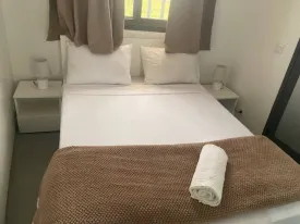 Appartement meublé à louer à l'immeuble RUBIS
2 chambres , dont une chambre climatisée et la deuxième ventilée
deux salle d'eau , cuisine ouverte et équipée, four , machine à laver, micro-onde
terrasse aménagée avec table à manger et salon
ÉLECTRICTÉ ET FEMME DE MÉNAGE À LA CHARGE DU CLIENT
Possibilité de louer pour 3 nuits à 50 000 Frs/ nuitée