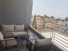 Appartement meublé à louer à l'immeuble RUBIS
2 chambres , dont une chambre climatisée et la deuxième ventilée
deux salle d'eau , cuisine ouverte et équipée, four , machine à laver, micro-onde
terrasse aménagée avec table à manger et salon
ÉLECTRICTÉ ET FEMME DE MÉNAGE À LA CHARGE DU CLIENT
Possibilité de louer pour 3 nuits à 50 000 Frs/ nuitée