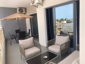 Appartement meublé à louer à l'immeuble RUBIS
2 chambres , dont une chambre climatisée et la deuxième ventilée
deux salle d'eau , cuisine ouverte et équipée, four , machine à laver, micro-onde
terrasse aménagée avec table à manger et salon
ÉLECTRICTÉ ET FEMME DE MÉNAGE À LA CHARGE DU CLIENT
Possibilité de louer pour 3 nuits à 50 000 Frs/ nuitée