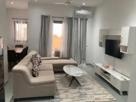 Appartement meublé à louer à l'immeuble RUBIS
2 chambres , dont une chambre climatisée et la deuxième ventilée
deux salle d'eau , cuisine ouverte et équipée, four , machine à laver, micro-onde
terrasse aménagée avec table à manger et salon
ÉLECTRICTÉ ET FEMME DE MÉNAGE À LA CHARGE DU CLIENT
Possibilité de louer pour 3 nuits à 50 000 Frs/ nuitée