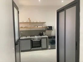 Appartement meublé à louer à l'immeuble RUBIS
2 chambres , dont une chambre climatisée et la deuxième ventilée
deux salle d'eau , cuisine ouverte et équipée, four , machine à laver, micro-onde
terrasse aménagée avec table à manger et salon
ÉLECTRICTÉ ET FEMME DE MÉNAGE À LA CHARGE DU CLIENT
Possibilité de louer pour 3 nuits à 50 000 Frs/ nuitée