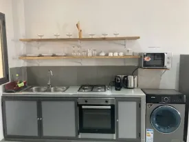 Appartement meublé à louer à l'immeuble RUBIS
2 chambres , dont une chambre climatisée et la deuxième ventilée
deux salle d'eau , cuisine ouverte et équipée, four , machine à laver, micro-onde
terrasse aménagée avec table à manger et salon
ÉLECTRICTÉ ET FEMME DE MÉNAGE À LA CHARGE DU CLIENT
Possibilité de louer pour 3 nuits à 50 000 Frs/ nuitée