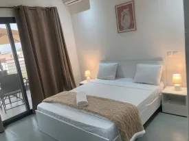 Appartement meublé à louer à l'immeuble RUBIS
2 chambres , dont une chambre climatisée et la deuxième ventilée
deux salle d'eau , cuisine ouverte et équipée, four , machine à laver, micro-onde
terrasse aménagée avec table à manger et salon
ÉLECTRICTÉ ET FEMME DE MÉNAGE À LA CHARGE DU CLIENT
Possibilité de louer pour 3 nuits à 50 000 Frs/ nuitée