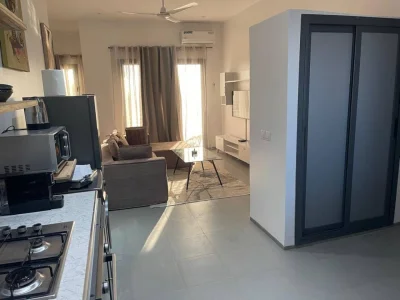 Appartement meublé à louer à l’immeuble RUBIS 2
2 chambres , dont une chambre climatisée et ventilée et la deuxième ventilée , deux salle d’eau , cuisine ouverte et équipée , four , machine à laver , micro-ondes 
Terrasse aménagée avec table à manger et salon
Electricité et Femme de Ménage à la charge du CLIENT