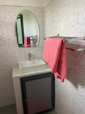 Appartement meublé à louer à l’immeuble RUBIS 2
2 chambres , dont une chambre climatisée et ventilée et la deuxième ventilée , deux salle d’eau , cuisine ouverte et équipée , four , machine à laver , micro-ondes
Terrasse aménagée avec table à manger et salon
Electricité et Femme de Ménage à la charge du CLIENT