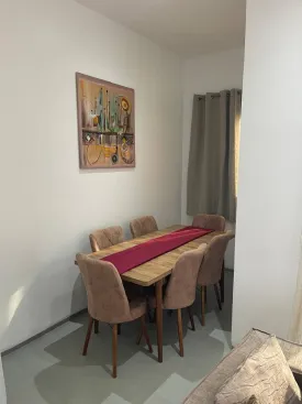 Appartement meublé à louer à l’immeuble RUBIS 2
2 chambres , dont une chambre climatisée et ventilée et la deuxième ventilée , deux salle d’eau , cuisine ouverte et équipée , four , machine à laver , micro-ondes
Terrasse aménagée avec table à manger et salon
Electricité et Femme de Ménage à la charge du CLIENT