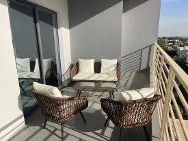 Appartement meublé à louer à l’immeuble RUBIS 2
2 chambres , dont une chambre climatisée et ventilée et la deuxième ventilée , deux salle d’eau , cuisine ouverte et équipée , four , machine à laver , micro-ondes
Terrasse aménagée avec table à manger et salon
Electricité et Femme de Ménage à la charge du CLIENT