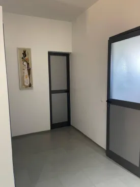 Appartement meublé à louer à l’immeuble RUBIS 2
2 chambres , dont une chambre climatisée et ventilée et la deuxième ventilée , deux salle d’eau , cuisine ouverte et équipée , four , machine à laver , micro-ondes
Terrasse aménagée avec table à manger et salon
Electricité et Femme de Ménage à la charge du CLIENT