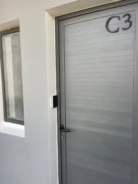 Appartement meublé à louer à l’immeuble RUBIS 2
2 chambres , dont une chambre climatisée et ventilée et la deuxième ventilée , deux salle d’eau , cuisine ouverte et équipée , four , machine à laver , micro-ondes
Terrasse aménagée avec table à manger et salon
Electricité et Femme de Ménage à la charge du CLIENT