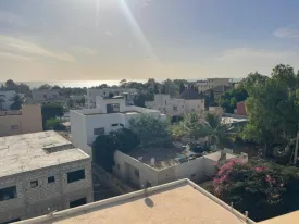 Appartement meublé à louer à l’immeuble RUBIS 2
2 chambres , dont une chambre climatisée et ventilée et la deuxième ventilée , deux salle d’eau , cuisine ouverte et équipée , four , machine à laver , micro-ondes
Terrasse aménagée avec table à manger et salon
Electricité et Femme de Ménage à la charge du CLIENT