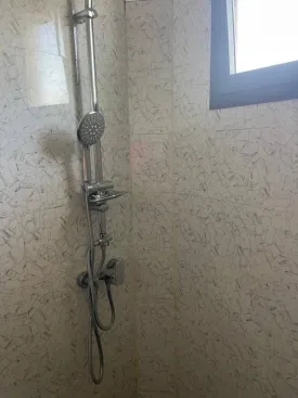 Appartement meublé à louer à l’immeuble RUBIS 2
2 chambres , dont une chambre climatisée et ventilée et la deuxième ventilée , deux salle d’eau , cuisine ouverte et équipée , four , machine à laver , micro-ondes
Terrasse aménagée avec table à manger et salon
Electricité et Femme de Ménage à la charge du CLIENT