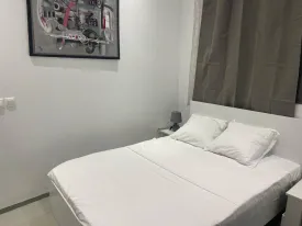 Appartement meublé à louer à l’immeuble RUBIS 2
2 chambres , dont une chambre climatisée et ventilée et la deuxième ventilée , deux salle d’eau , cuisine ouverte et équipée , four , machine à laver , micro-ondes
Terrasse aménagée avec table à manger et salon
Electricité et Femme de Ménage à la charge du CLIENT