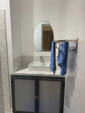 Appartement meublé à louer à l’immeuble RUBIS 2
2 chambres , dont une chambre climatisée et ventilée et la deuxième ventilée , deux salle d’eau , cuisine ouverte et équipée , four , machine à laver , micro-ondes
Terrasse aménagée avec table à manger et salon
Electricité et Femme de Ménage à la charge du CLIENT