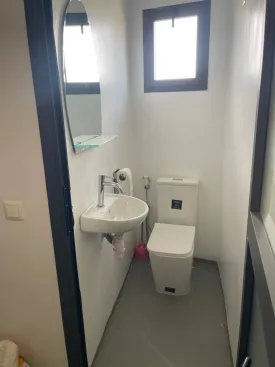 Appartement meublé à louer à l’immeuble RUBIS 2
2 chambres , dont une chambre climatisée et ventilée et la deuxième ventilée , deux salle d’eau , cuisine ouverte et équipée , four , machine à laver , micro-ondes
Terrasse aménagée avec table à manger et salon
Electricité et Femme de Ménage à la charge du CLIENT