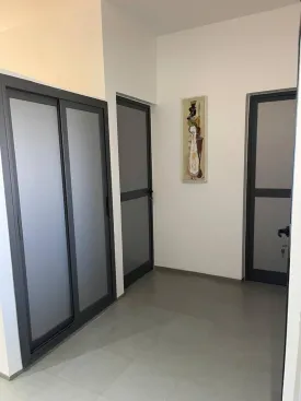 Appartement meublé à louer à l’immeuble RUBIS 2
2 chambres , dont une chambre climatisée et ventilée et la deuxième ventilée , deux salle d’eau , cuisine ouverte et équipée , four , machine à laver , micro-ondes
Terrasse aménagée avec table à manger et salon
Electricité et Femme de Ménage à la charge du CLIENT