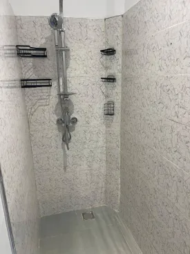 Appartement meublé à louer à l’immeuble RUBIS 2
2 chambres , dont une chambre climatisée et ventilée et la deuxième ventilée , deux salle d’eau , cuisine ouverte et équipée , four , machine à laver , micro-ondes
Terrasse aménagée avec table à manger et salon
Electricité et Femme de Ménage à la charge du CLIENT