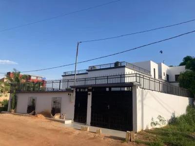 Villa à louer à Ngaparou avec piscine privée, 3 chambres au rez de chaussée,
3 salles d'eau et une chambre à l'étage avec sa salle d'eau , cuisine , salon - séjour 
une terrasse, un local gardien, 
Le gardien est inclus dans le tarif de la location
