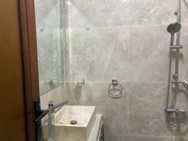 Villa à louer à Ngaparou avec piscine privée, 3 chambres au rez de chaussée,
3 salles d'eau et une chambre à l'étage avec sa salle d'eau , cuisine , salon - séjour
une terrasse, un local gardien,
Le gardien est inclus dans le tarif de la location