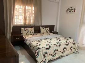 Villa à louer à Ngaparou avec piscine privée, 3 chambres au rez de chaussée,
3 salles d'eau et une chambre à l'étage avec sa salle d'eau , cuisine , salon - séjour
une terrasse, un local gardien,
Le gardien est inclus dans le tarif de la location